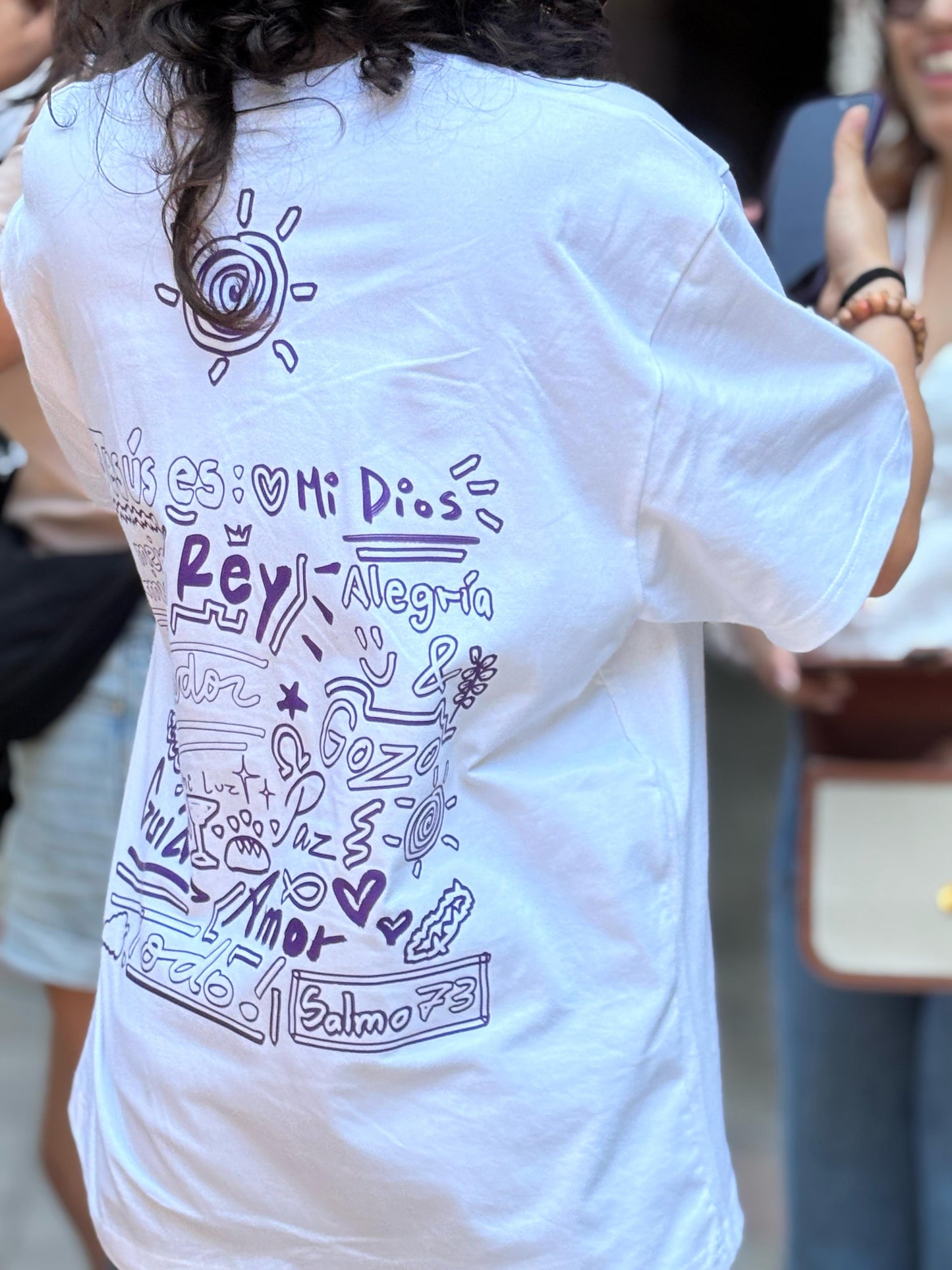 Camiseta "Jesús es"