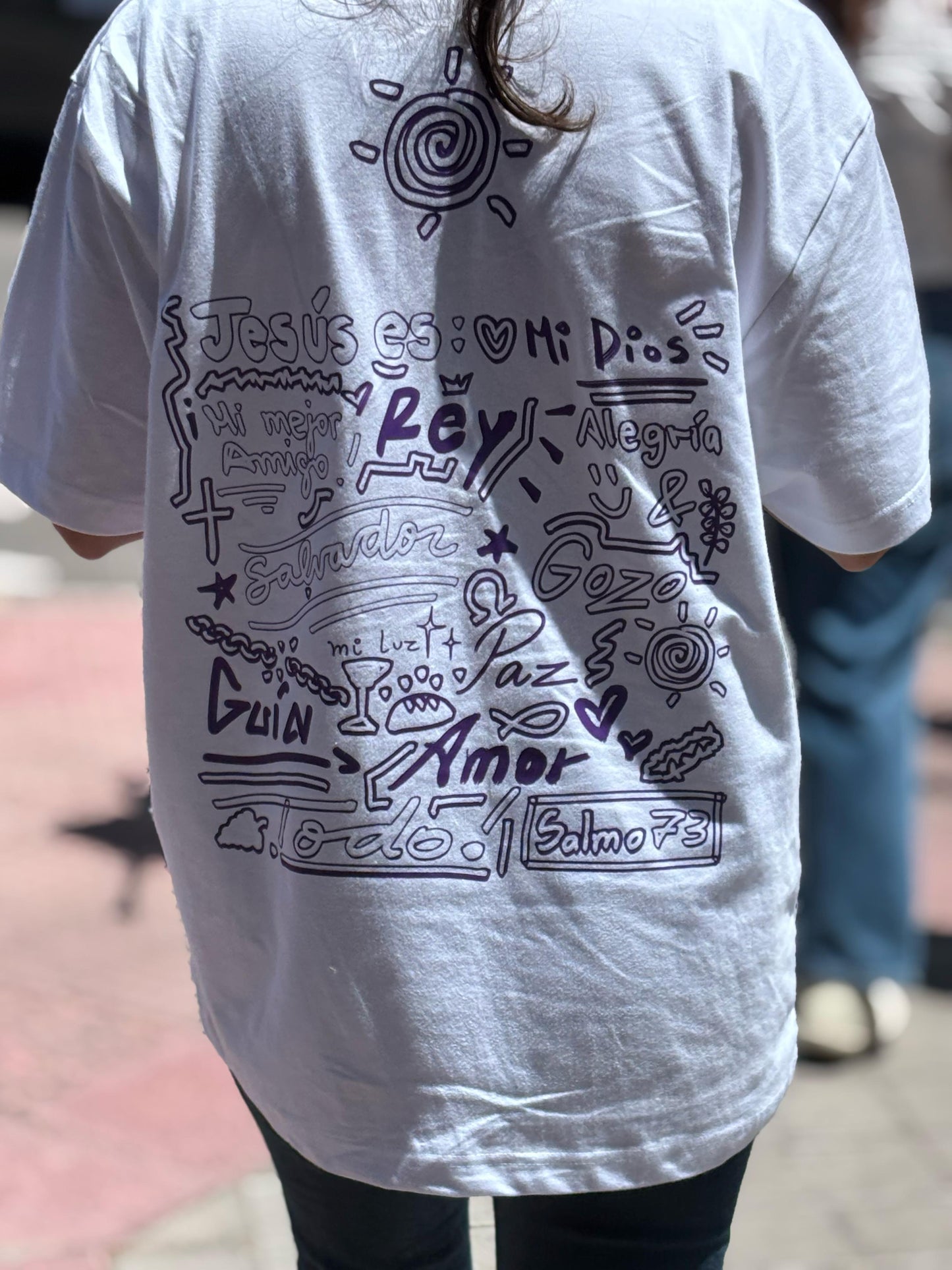 Camiseta "Jesús es"