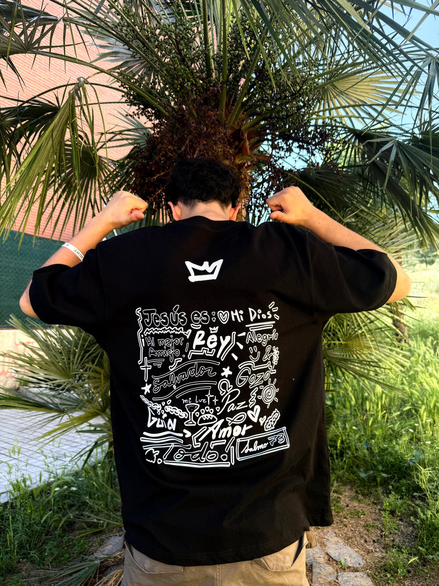 Camiseta "Jesús es"
